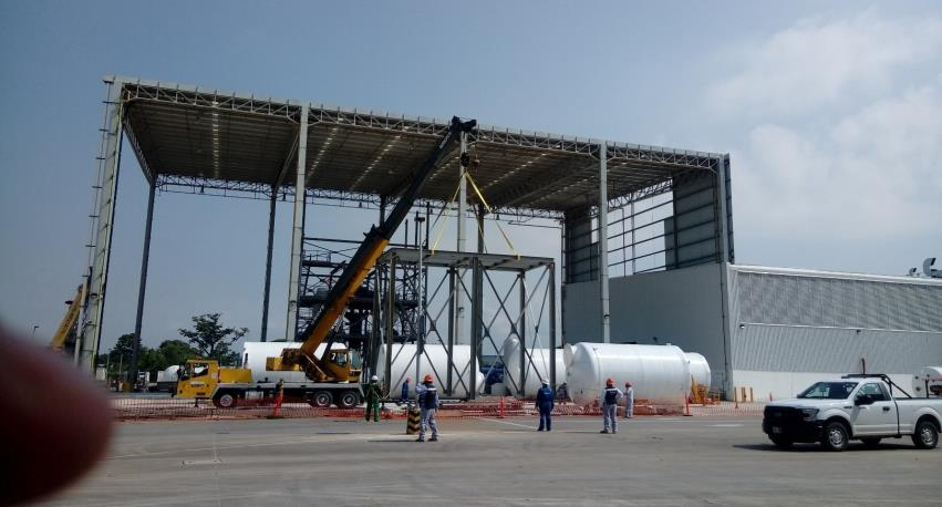 Maniobra de izaje de estructura metálica con grúa