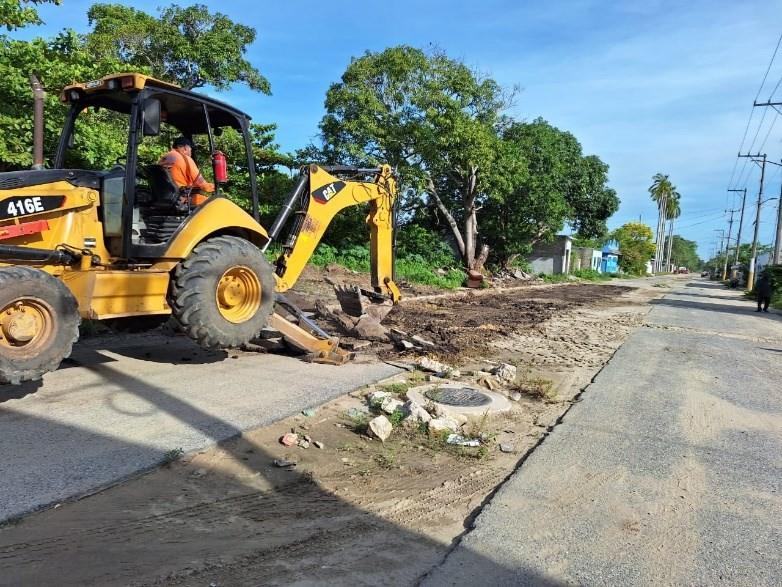 Retroexcavadora en obra de camino
