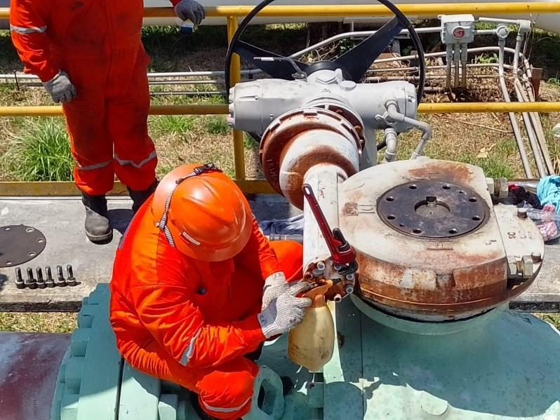 Técnicos dando mantenimiento a válvula industrial
